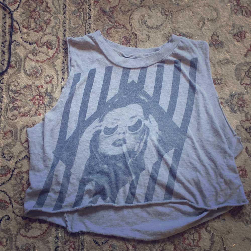 gray crop top